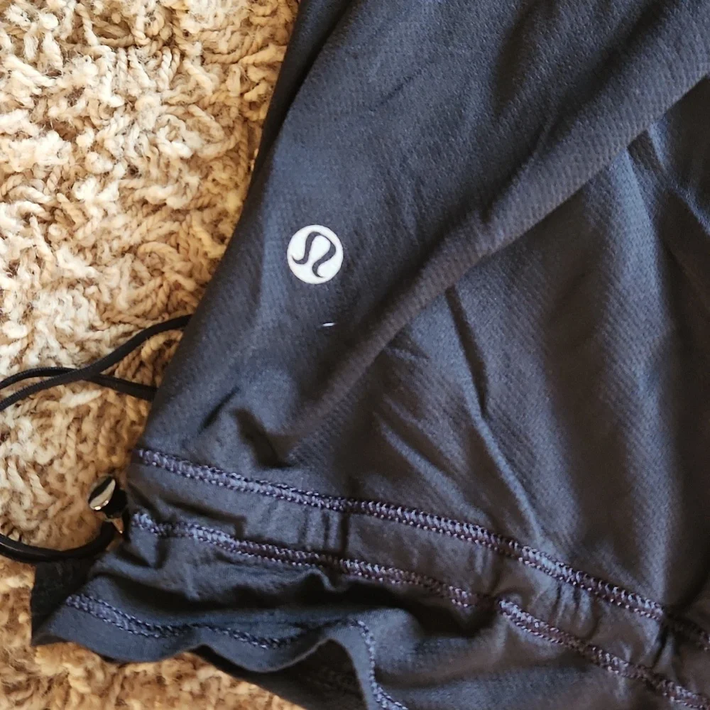 LuLulemon black and white womans tank top size 6